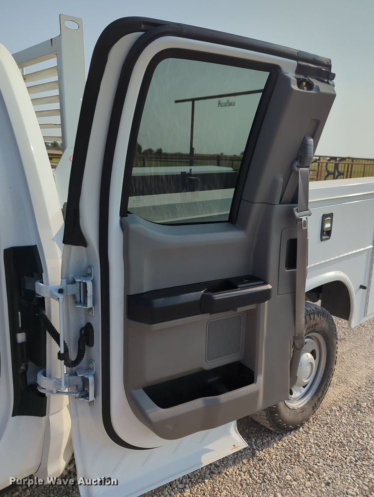 image for item MX9363 2019 Ford F250 Super Duty  SuperCab utility bed pickup truck