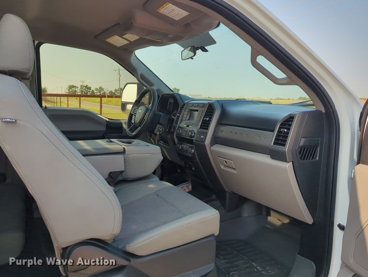 image for item MX9363 2019 Ford F250 Super Duty  SuperCab utility bed pickup truck