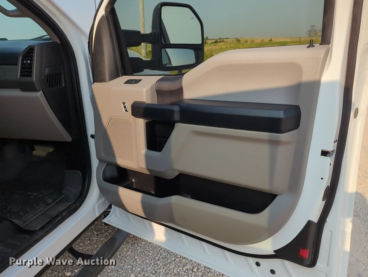 image for item MX9363 2019 Ford F250 Super Duty  SuperCab utility bed pickup truck