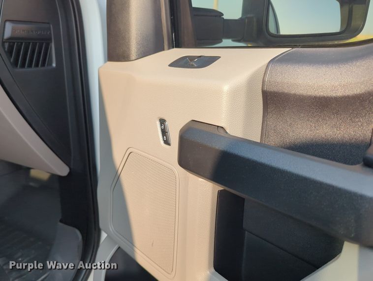 image for item MX9363 2019 Ford F250 Super Duty  SuperCab utility bed pickup truck