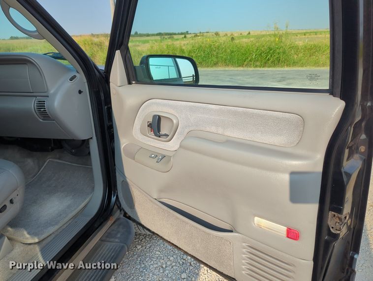 image for item MX9364 1999 Chevrolet Suburban  SUV