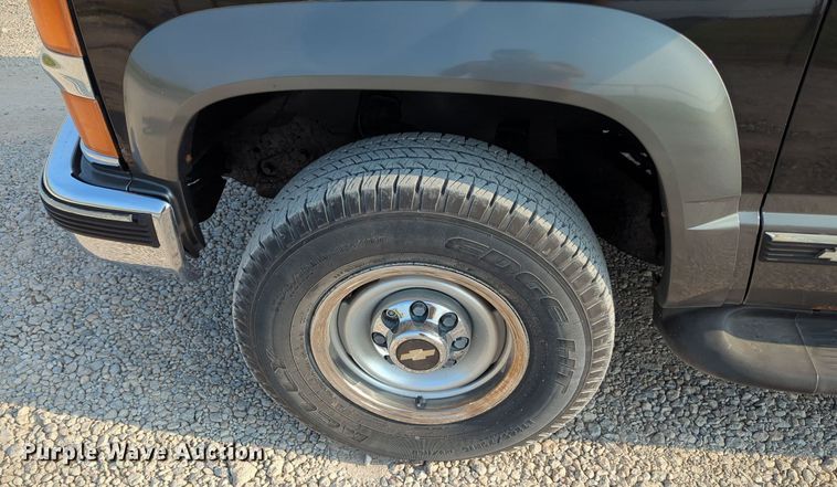 image for item MX9364 1999 Chevrolet Suburban  SUV