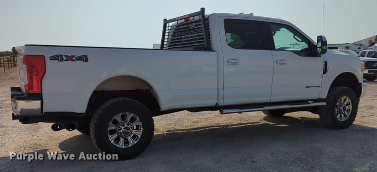 image for item MX9367 2017 Ford F350 Super Duty  Crew Cab pickup truck