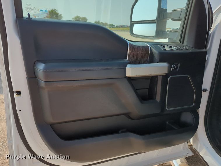 image for item MX9367 2017 Ford F350 Super Duty  Crew Cab pickup truck