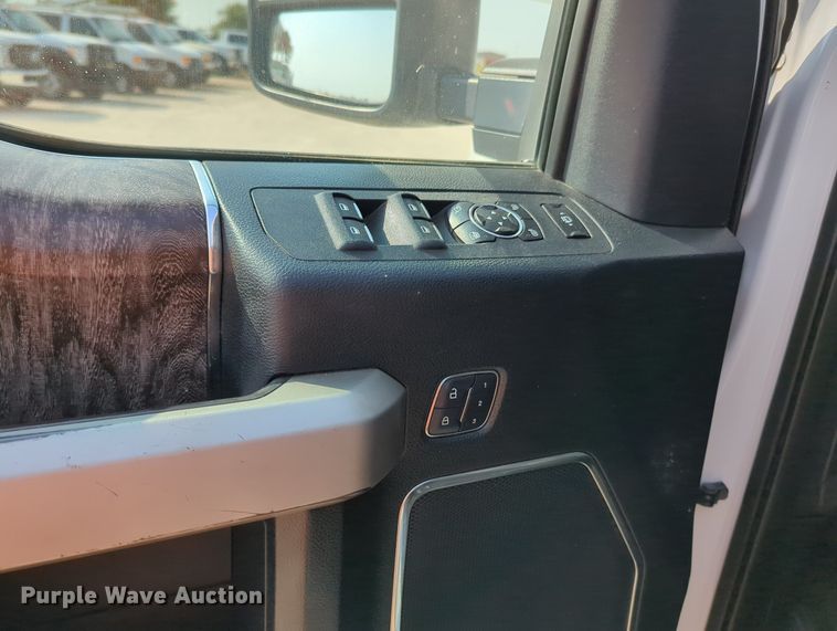 image for item MX9367 2017 Ford F350 Super Duty  Crew Cab pickup truck