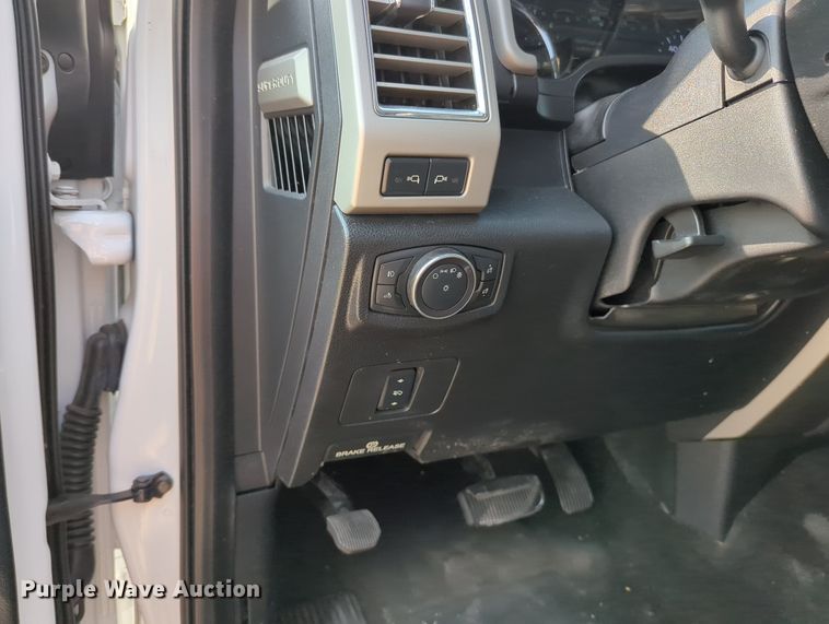 image for item MX9367 2017 Ford F350 Super Duty  Crew Cab pickup truck