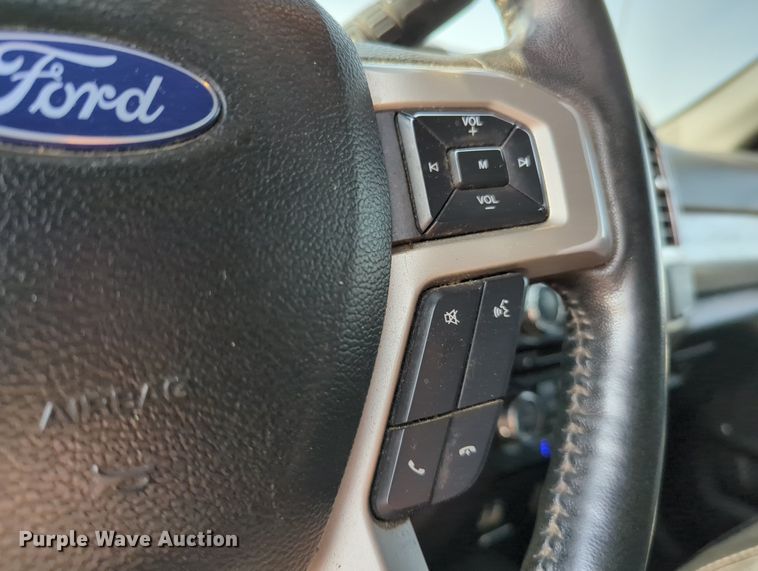 image for item MX9367 2017 Ford F350 Super Duty  Crew Cab pickup truck