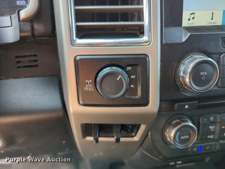 image for item MX9367 2017 Ford F350 Super Duty  Crew Cab pickup truck