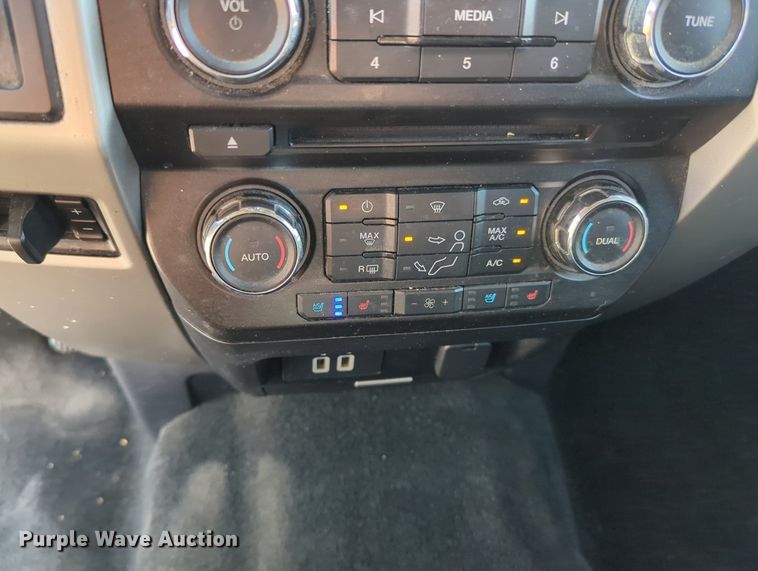 image for item MX9367 2017 Ford F350 Super Duty  Crew Cab pickup truck