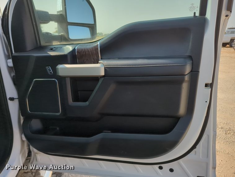 image for item MX9367 2017 Ford F350 Super Duty  Crew Cab pickup truck