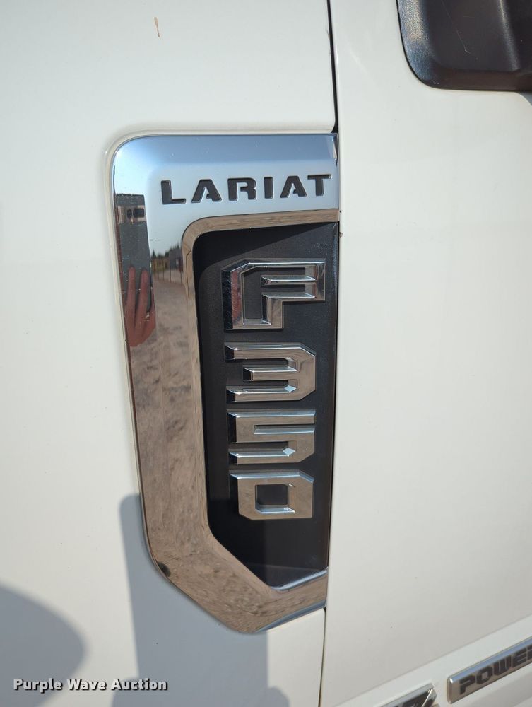 image for item MX9367 2017 Ford F350 Super Duty  Crew Cab pickup truck