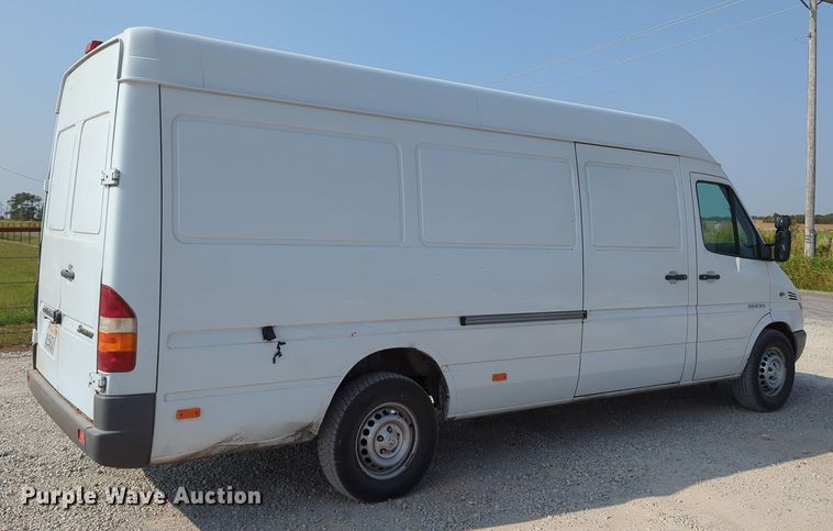 image for item MX9370 2006 Dodge Sprinter 2500  van with vacuum pump