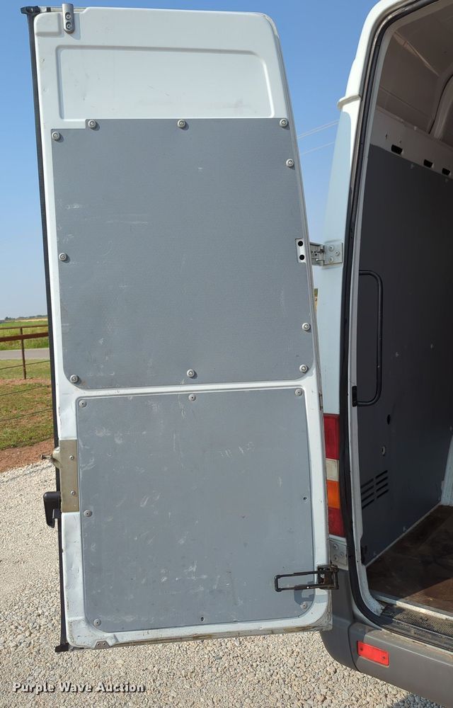 image for item MX9370 2006 Dodge Sprinter 2500  van with vacuum pump