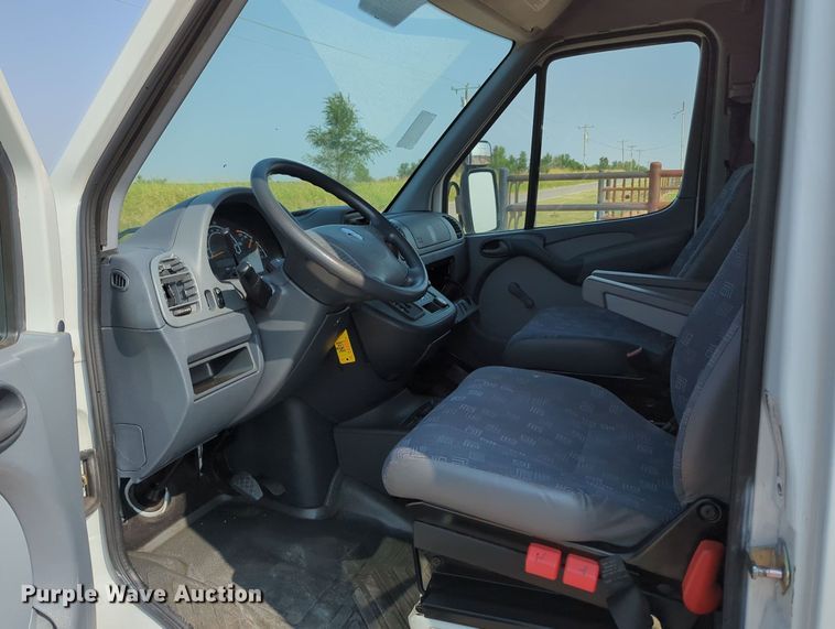 image for item MX9370 2006 Dodge Sprinter 2500  van with vacuum pump