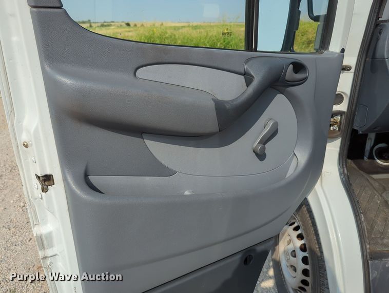 image for item MX9370 2006 Dodge Sprinter 2500  van with vacuum pump