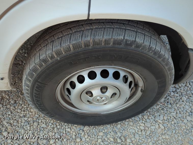 image for item MX9370 2006 Dodge Sprinter 2500  van with vacuum pump