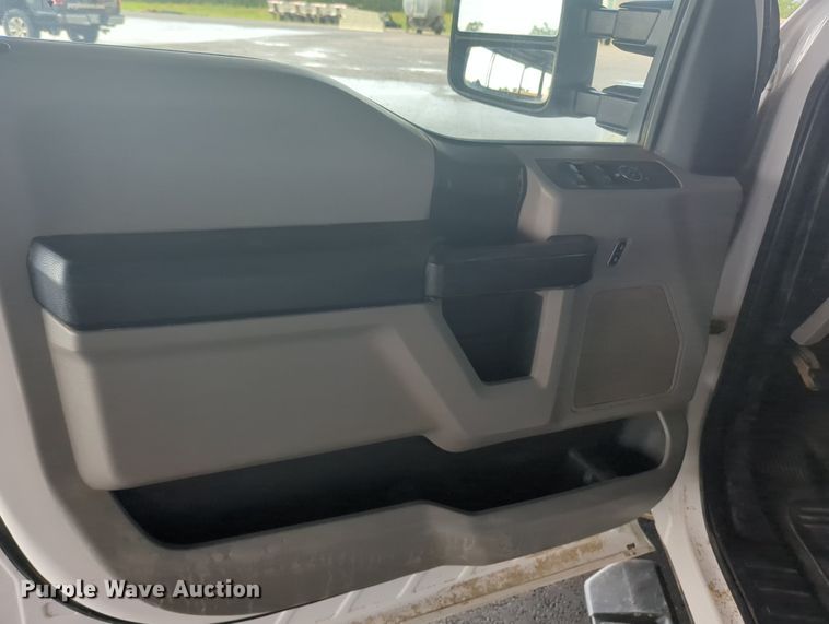 image for item MY9474 2020 Ford F250 Super Duty  Crew Cab pickup truck