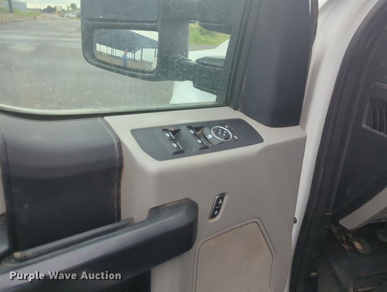 image for item MY9797 2019 Ford F250 Super Duty Crew Cab pickup truck