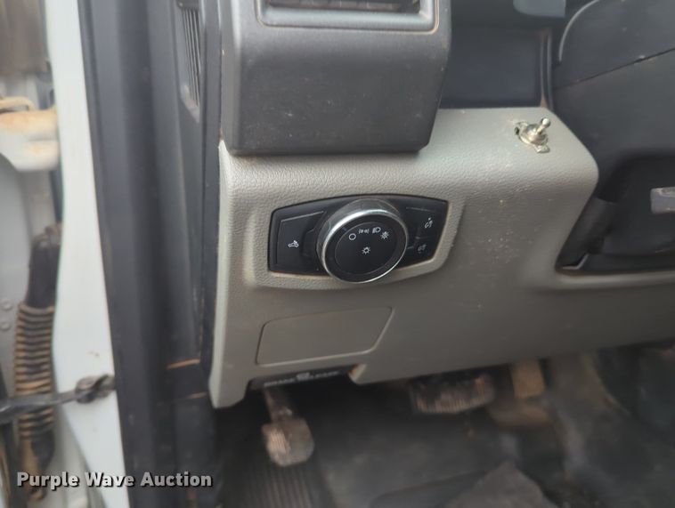 image for item MY9797 2019 Ford F250 Super Duty Crew Cab pickup truck