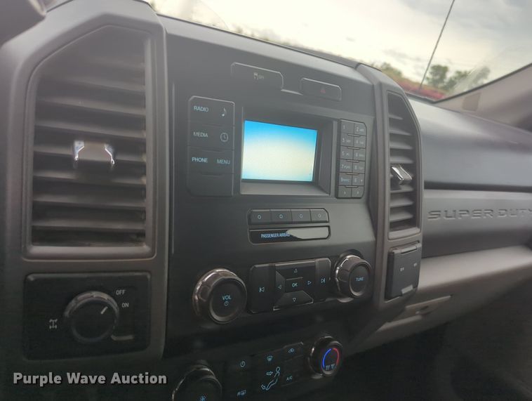 image for item MY9797 2019 Ford F250 Super Duty Crew Cab pickup truck