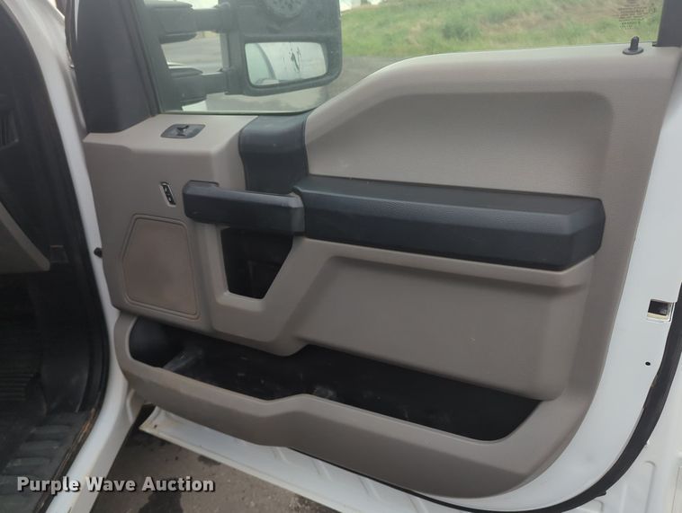 image for item MY9797 2019 Ford F250 Super Duty Crew Cab pickup truck