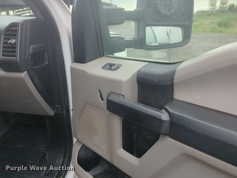 image for item MY9797 2019 Ford F250 Super Duty Crew Cab pickup truck