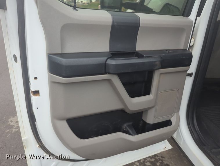 image for item MY9797 2019 Ford F250 Super Duty Crew Cab pickup truck