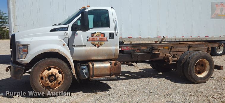 image for item MY9927 2017 Ford F650 Super Duty  roll-off container truck