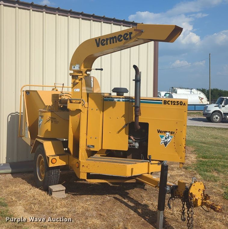 image for item MY9949 1999 Vermeer BC1250A  wood chipper