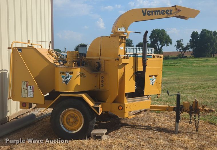 image for item MY9949 1999 Vermeer BC1250A  wood chipper