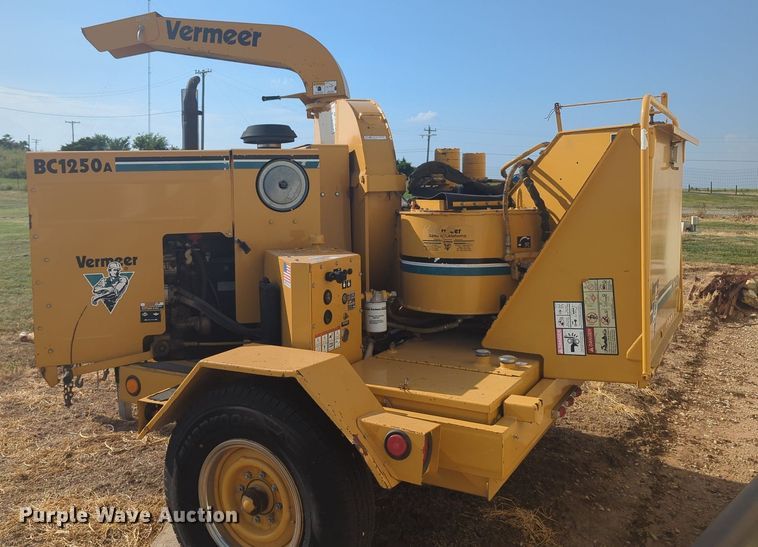 image for item MY9949 1999 Vermeer BC1250A  wood chipper