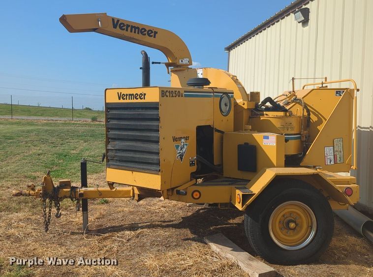 image for item MY9949 1999 Vermeer BC1250A  wood chipper
