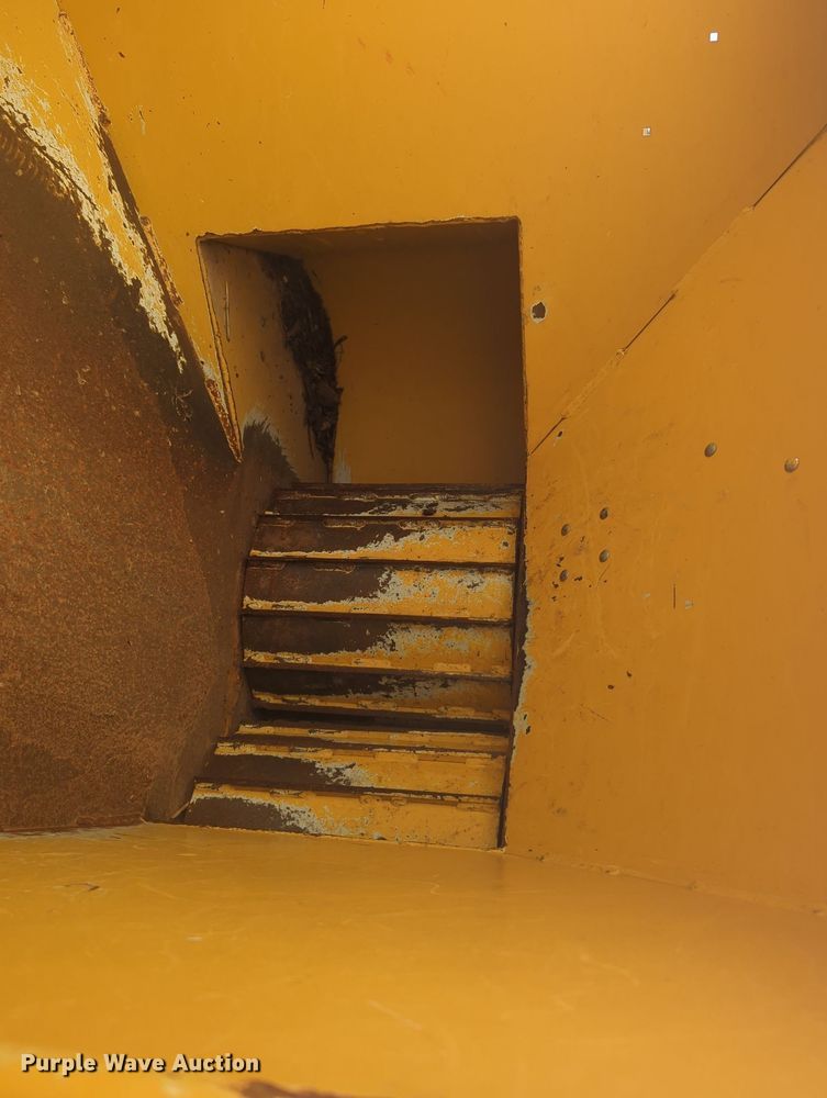 image for item MY9949 1999 Vermeer BC1250A  wood chipper