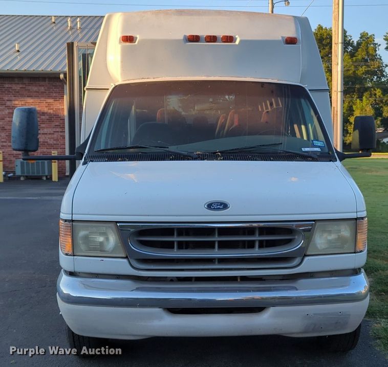 image for item MY9952 1998 Ford E350  shuttle bus