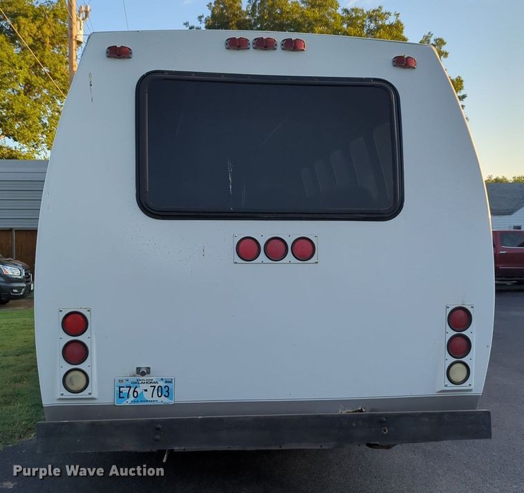 image for item MY9952 1998 Ford E350  shuttle bus