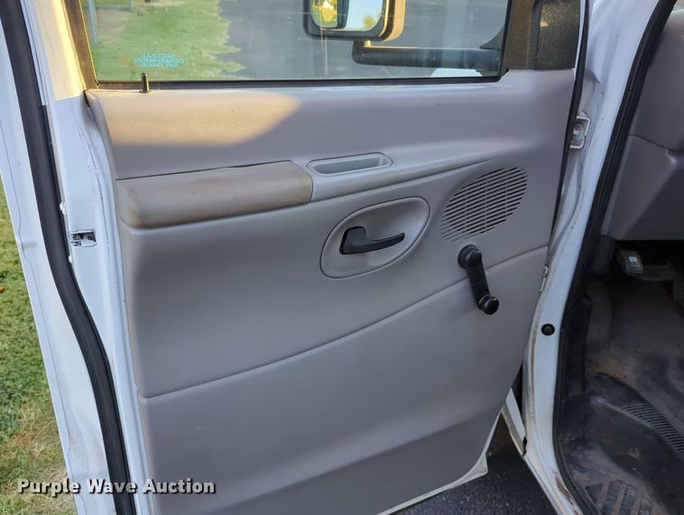 image for item MY9952 1998 Ford E350  shuttle bus