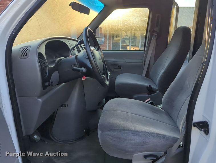 image for item MY9952 1998 Ford E350  shuttle bus