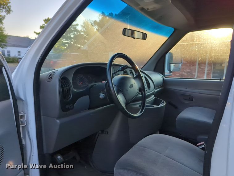 image for item MY9952 1998 Ford E350  shuttle bus