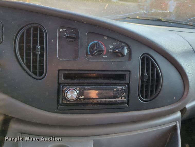 image for item MY9952 1998 Ford E350  shuttle bus