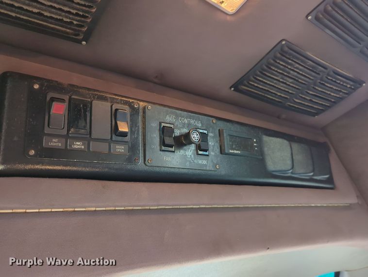 image for item MY9952 1998 Ford E350  shuttle bus