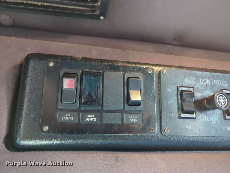 image for item MY9952 1998 Ford E350  shuttle bus