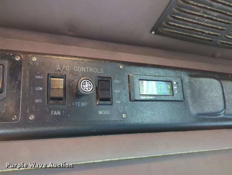 image for item MY9952 1998 Ford E350  shuttle bus