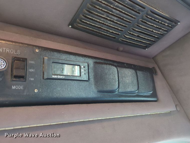 image for item MY9952 1998 Ford E350  shuttle bus