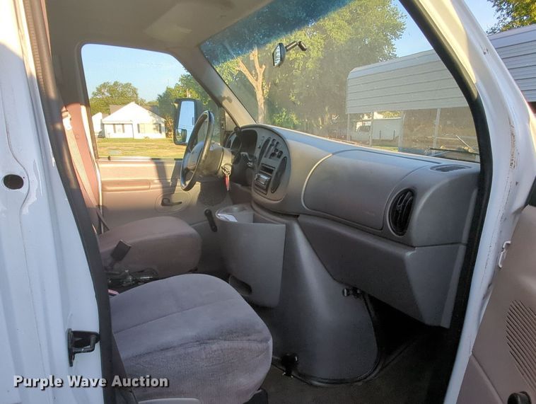 image for item MY9952 1998 Ford E350  shuttle bus