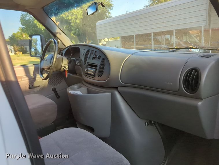 image for item MY9952 1998 Ford E350  shuttle bus