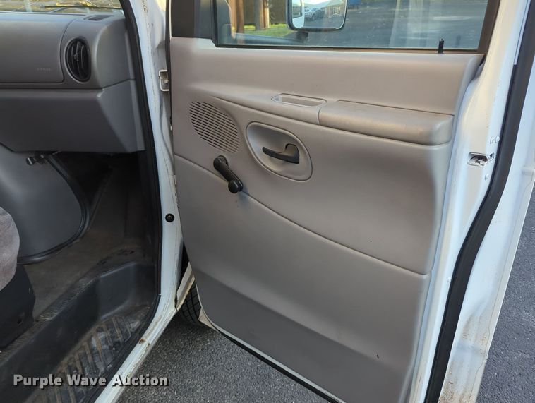 image for item MY9952 1998 Ford E350  shuttle bus