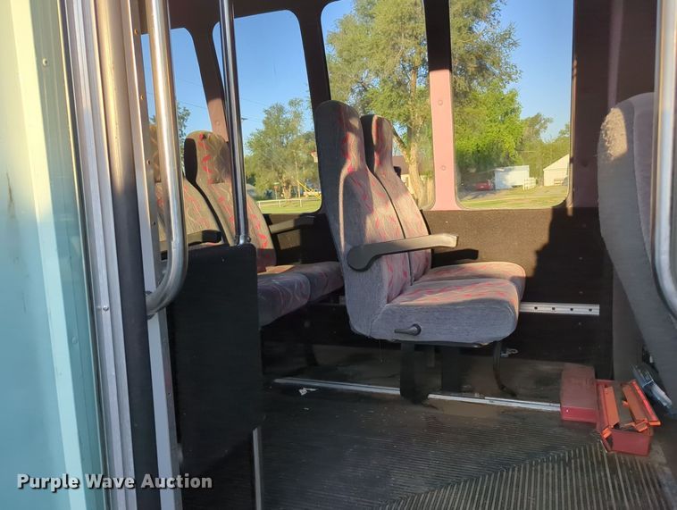 image for item MY9952 1998 Ford E350  shuttle bus