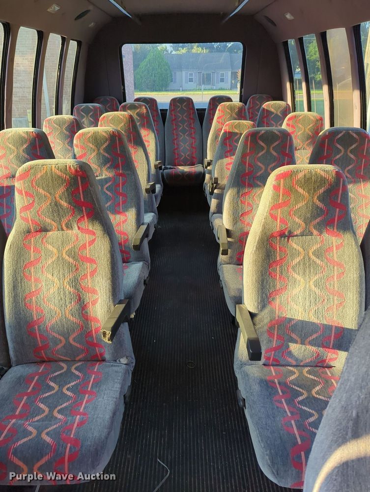 image for item MY9952 1998 Ford E350  shuttle bus