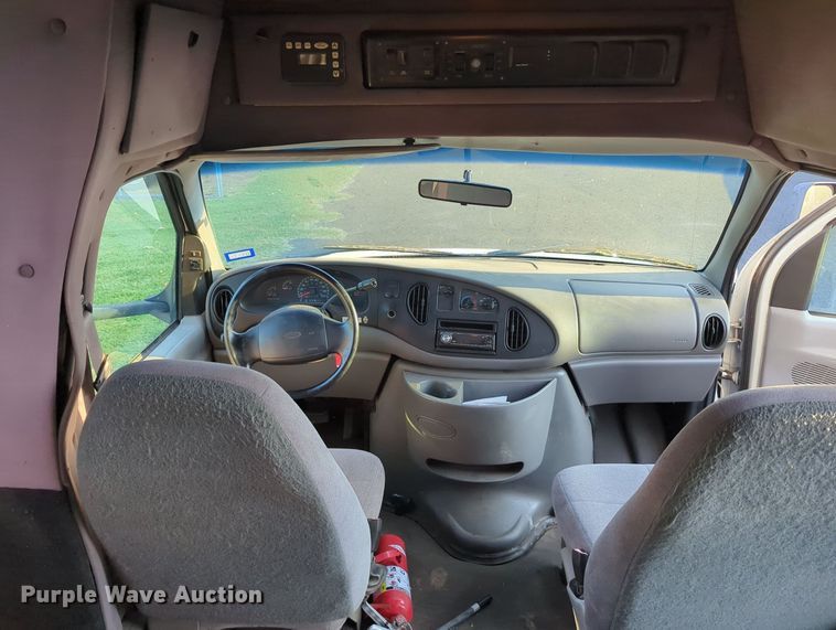 image for item MY9952 1998 Ford E350  shuttle bus