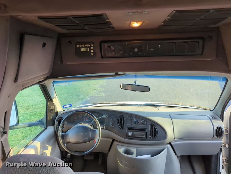 image for item MY9952 1998 Ford E350  shuttle bus